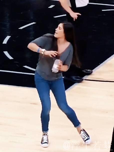 拉塞尔前女友与王哲林的扔毛巾对比，谁更“伤害”？