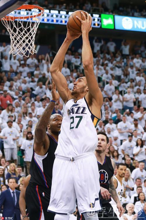 麦克丹尼尔斯妙传 戈贝尔双手扣篮打成2+1